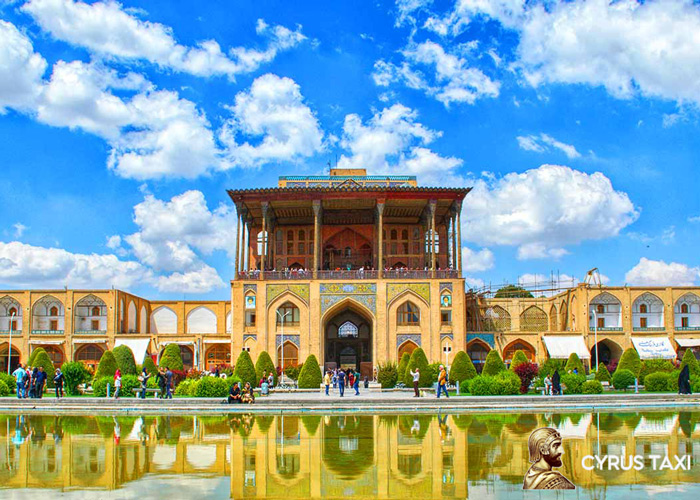 کاخ عالی قاپو از جاذبه های گردشگری اصفهان با تاکسی سواری