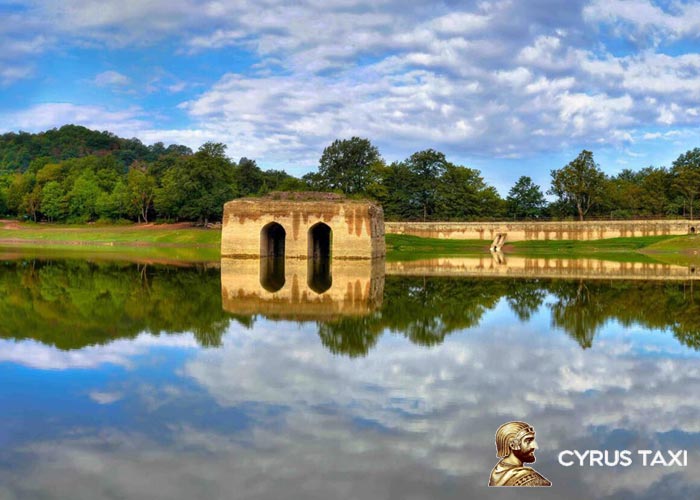 مجموعه تاریخی عباس آباد، مجموعه ای از از سد، دریاچه، کاخ و برج های آجری