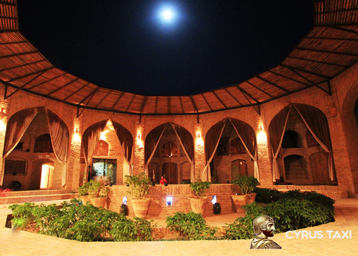 کاروان سرای زین الدین در شب