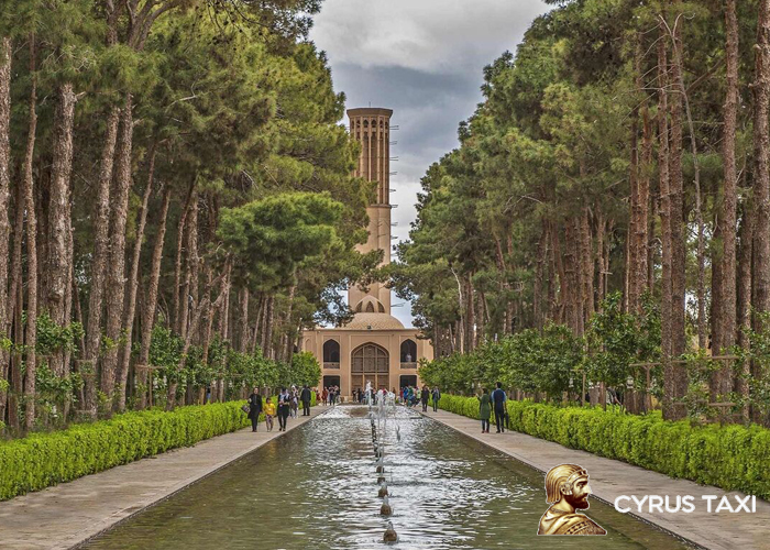 بوستان ناجی از جاذبه های گردشگری یزد در روز و در شب