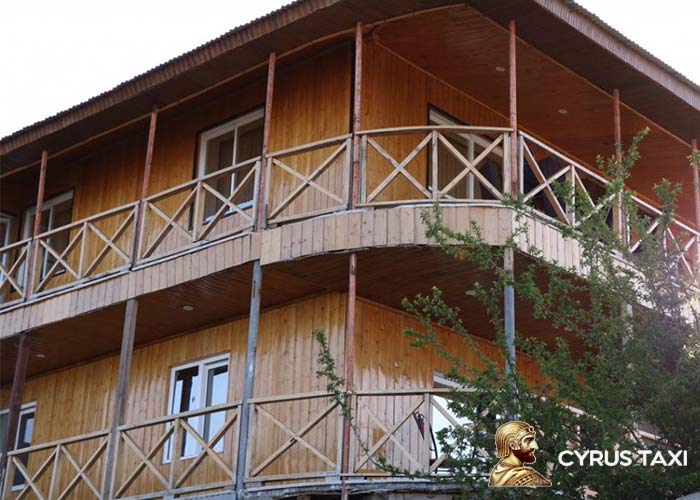 کلبههای چوبی و خانههای محلی